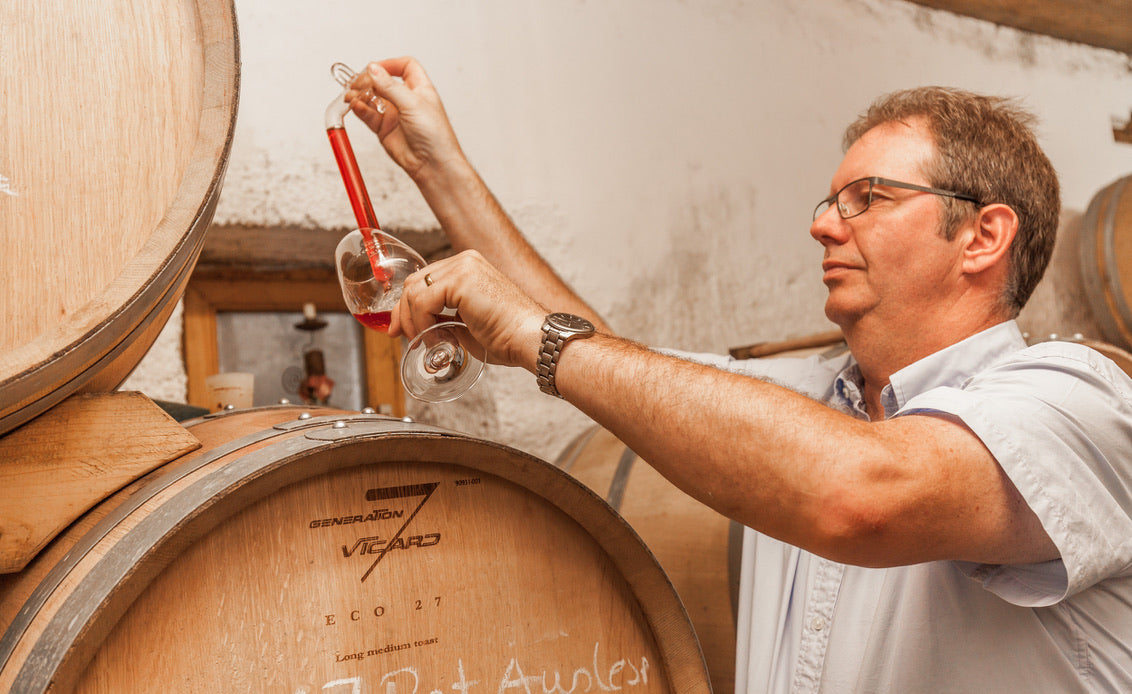 Weingut Frank Schmidt am Kaiserstuhl, Winzer Frank Schmidt im Keller